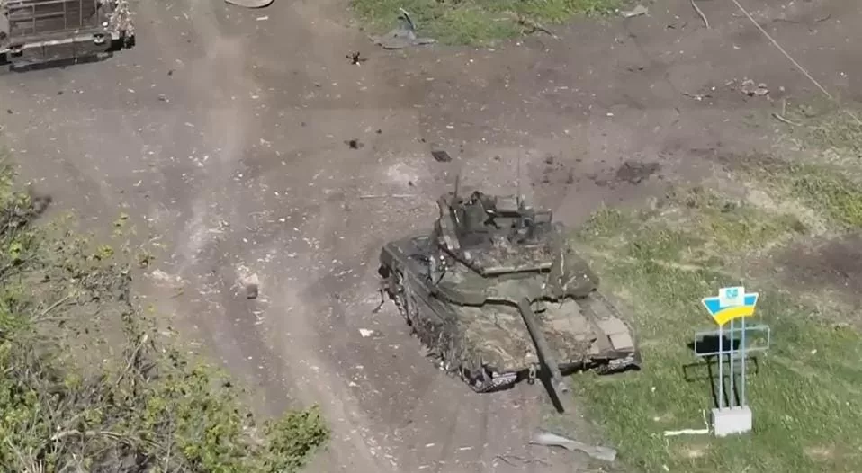 Российский танк Т-72 охраняет дорогу в неизвестном месте в Украине. Украинский беспилотник FPV приближается к танку сзади / Скриншот