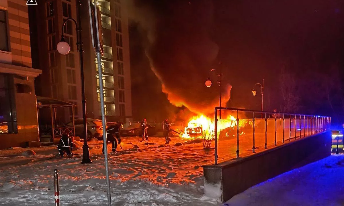 У Києві горіли Porsche та Range Rover / Фото: ДСНС