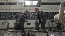 Energy workers inspect equipment damaged by shelling / Archive photo: AP, Evgeniy Maloletka