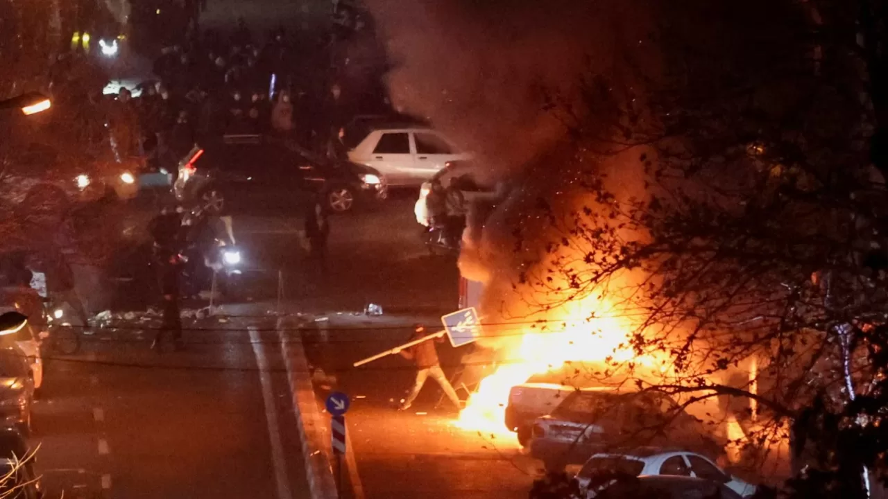 Иранские демонстранты собираются на улице во время протеста против падения курса валюты в Тегеране, Иран, 8 января 2026 года / Фото: Stringer/WANA