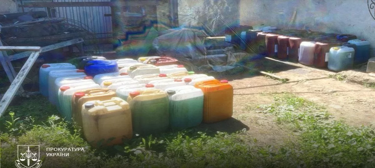 Викрадене дизельне пальне реалізовували місцевим підприємцям, зокрема власникам громадського транспорту, за ціною 40 гривень за літр / Фото Івано-Франківська спеціалізована прокуратура