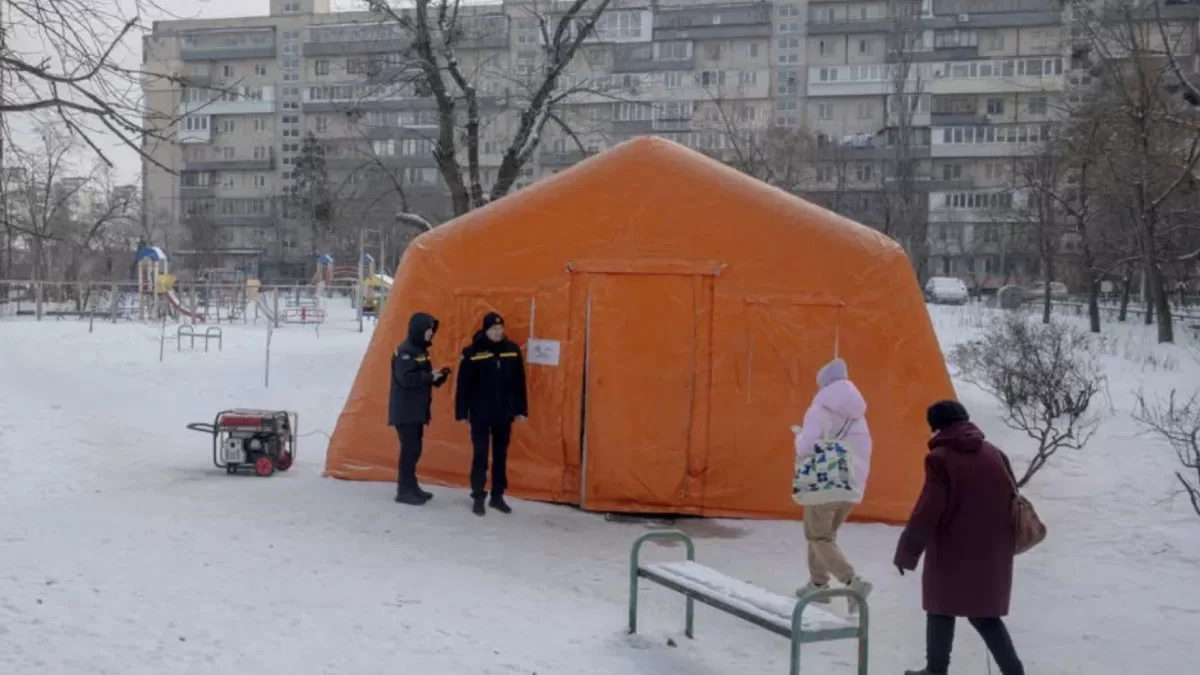 Аварійні служби облаштовують намети в районах, де немає світла та опалення, щоб люди могли зігрітися та зарядити гаджети. Київ, 13 січня 2026 / Фото Reuters