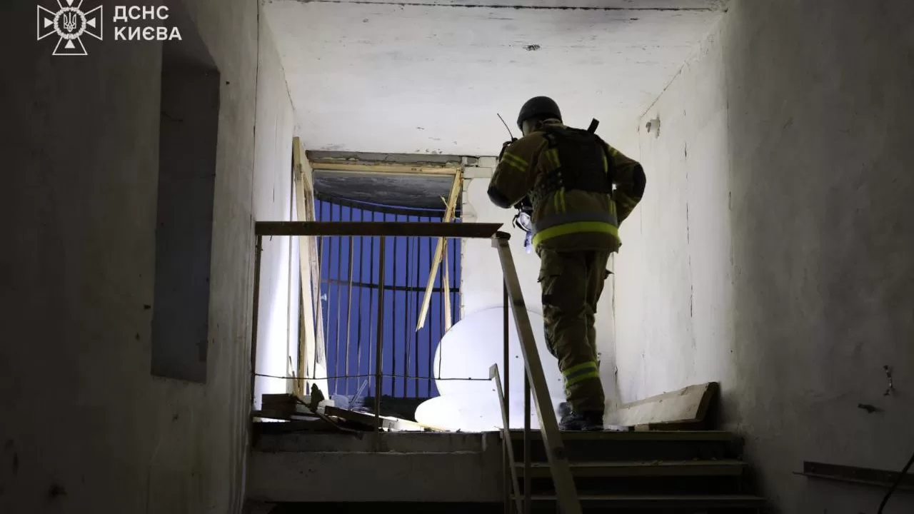 Рятувальник на місці влучання уламків у Києві / Фото: ДСНС