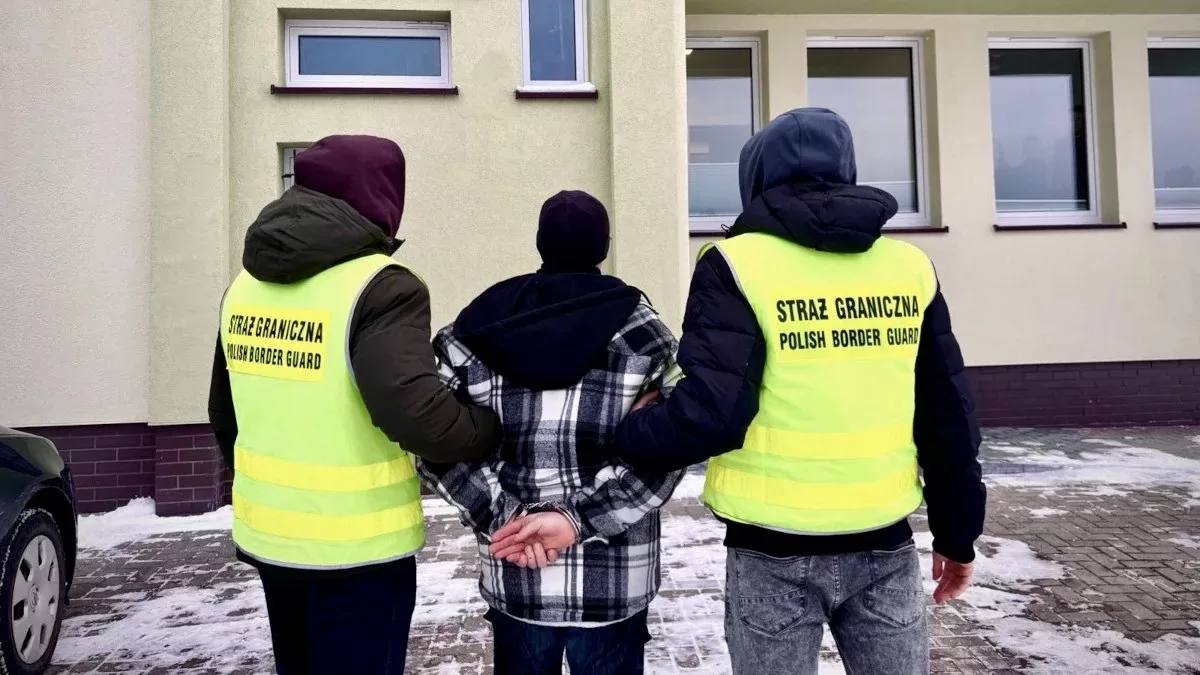 Співробітники прикордонної служби супроводжують затриманого / Фото MOSG