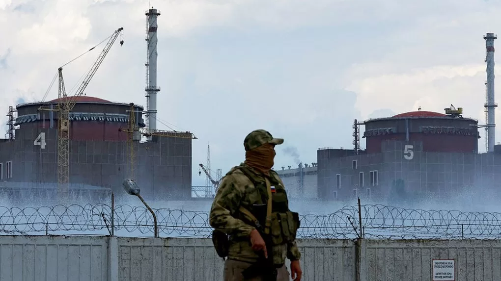 Военнослужащий армии РФ стоит на страже возле реакторов временно оккупированной Запорожской атомной электростанции / Фото: REUTERS/Alexander Ermochenko