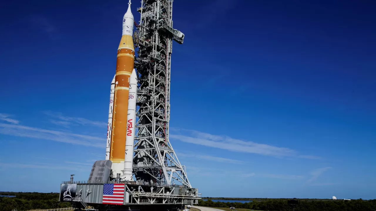 Ракета NASA нового поколения для полетов на Луну Space Launch System (SLS) с капсулой для экипажа Orion движется к стартовой площадке в Космическом центре Кеннеди на мысе Канаверал, штат Флорида, США, 17 января 2026 года. Запуск вокруг Луны и возвращение запланированы на 6 февраля 2026 года / Фото Reuters