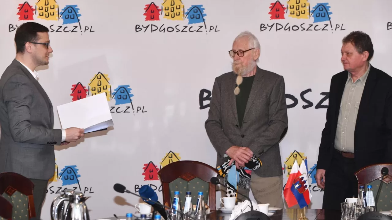 Чоловіків (праворуч Олександр Болотов) відзначило місцеве воєводство — нагородами і подарунками / Фото x.com/Sikorski