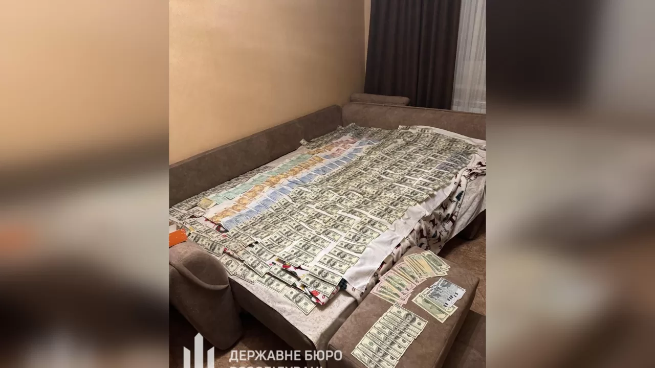 Вилучені в митника гроші / Фото: ДБР