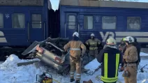 Три человека пострадали в результате столкновения поезда и автомобиля на железной дороге / Фото: ГУНП в Ивано-Франковской области