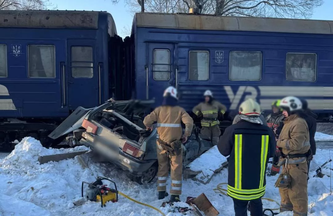 Три человека пострадали в результате столкновения поезда и автомобиля на железной дороге / Фото: ГУНП в Ивано-Франковской области
