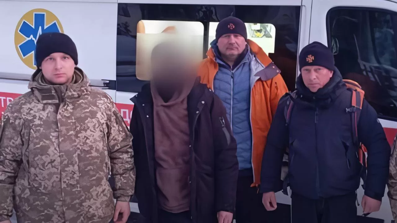 Пограничники спасли нарушителя, который заблудился в горах / Фото ГПСУ