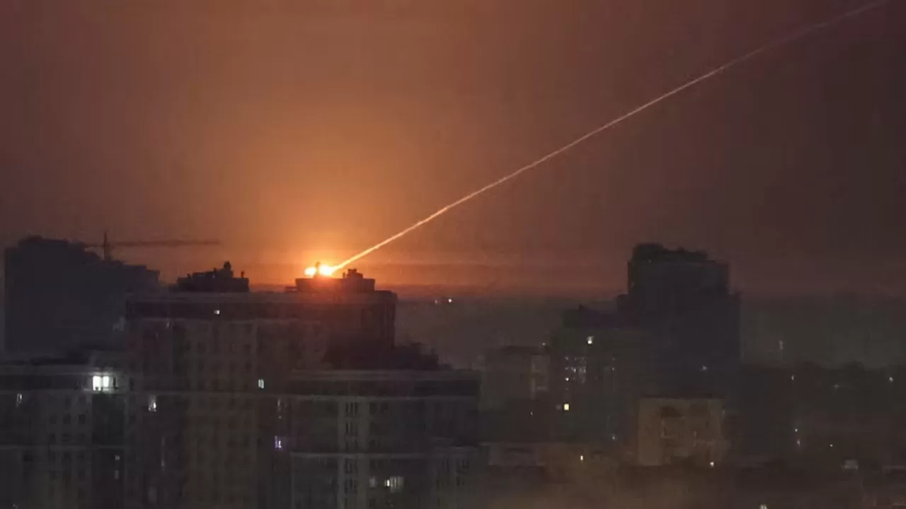 Работа ПВО во время российских ударов по Киеву ночью 19 января 2026 года / Фото Reuters