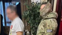 Правоохоронці затримали чоловіка після отримання обумовленої суми грошей та виконання взятих на себе протиправних зобов'язань / Фото СБУ