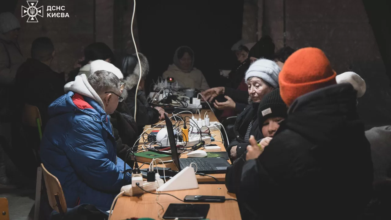 Кияни у Пункті незламності / Фото: ДСНС