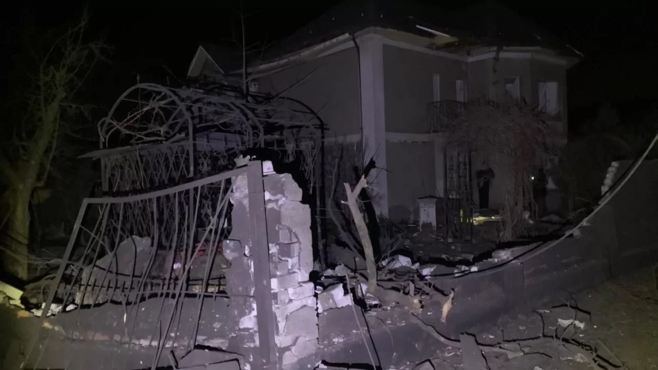 Поврежденный в результате ракетного удара дом в Кривом Роге / Фото: Александр Ганжа