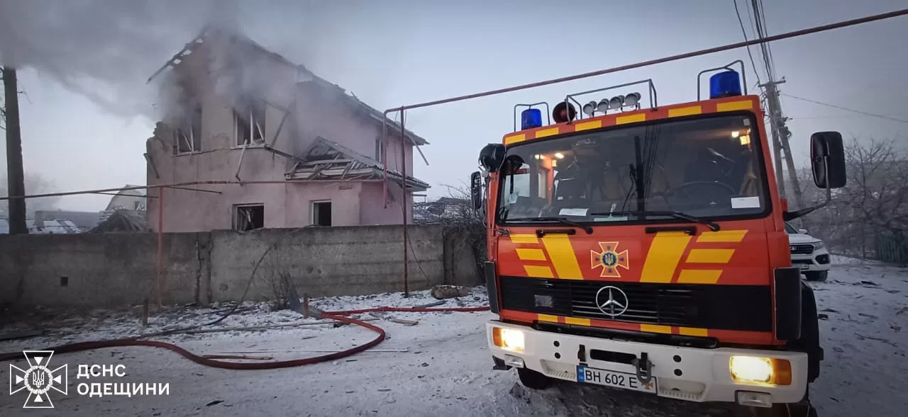 Рятувальники Одещини на місці удару БпЛА / Фото: ДСНС