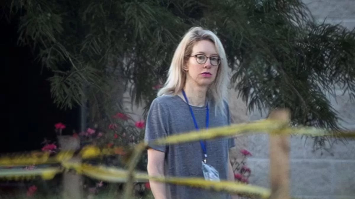 Элизабет Холмс прогуливается по территории федеральной тюрьмы в Брайане, штат Техас, США, 3 августа 2025 года / Фото Reuters