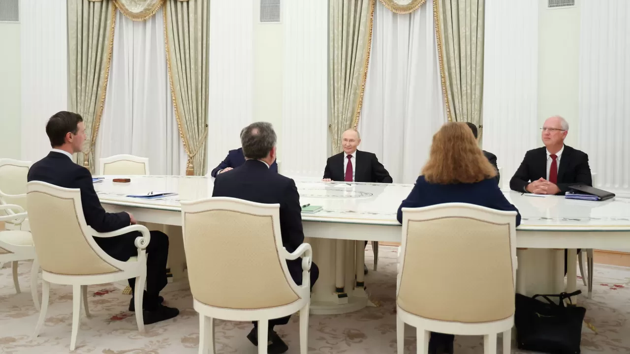 Президент России Владимир Путин, представитель президента Кирилл Дмитриев и советник по вопросам внешней политики Юрий Ушаков участвуют во встрече со специальным представителем президента США Дональда Трампа Стивом Виткоффом и его зятем Джаредом Кушнером в Кремле в Москве, Россия, 2 декабря 2025 года / Фото Sputnik