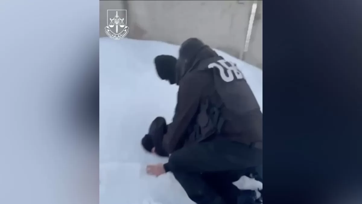 По данным следствия, подозреваемые целенаправленно искали, фотографировали и фиксировали аэропорты, железнодорожные переезды и другие стратегически важные объекты / Скриншот с задержанием предателей