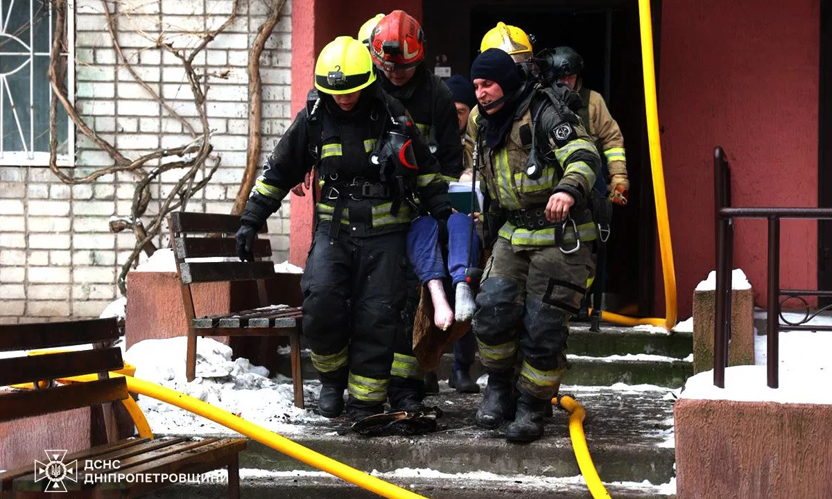 Рятувальники на місці удару по Дніпру / Фото: ДСНС