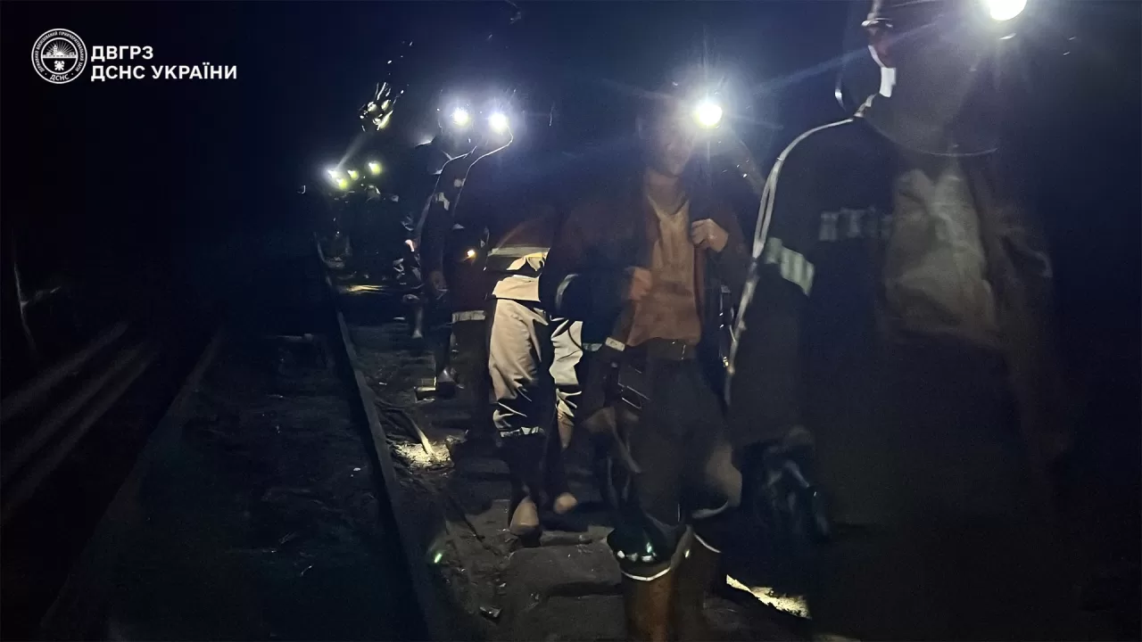 Евакуація заблокованих під землею шахтарів / Фото: ДСНС