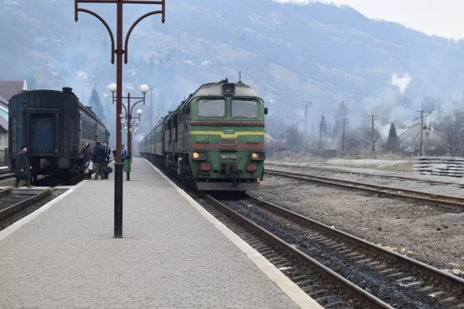 Пасажирський потяг / Фото: "Карпатський об’єктив"