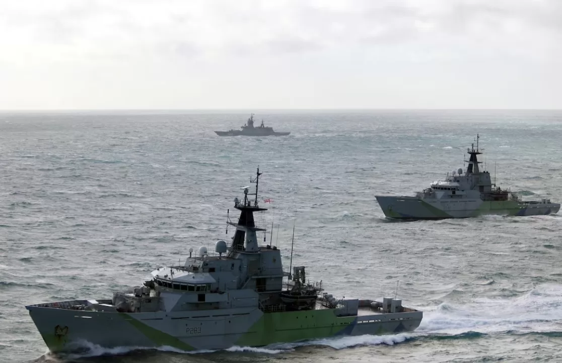 Два морских патрульных корабля класса River британского Королевского флота сопровождают российский корвет «Бойкий» в водах Ла-Манша / Фото: UK MOD