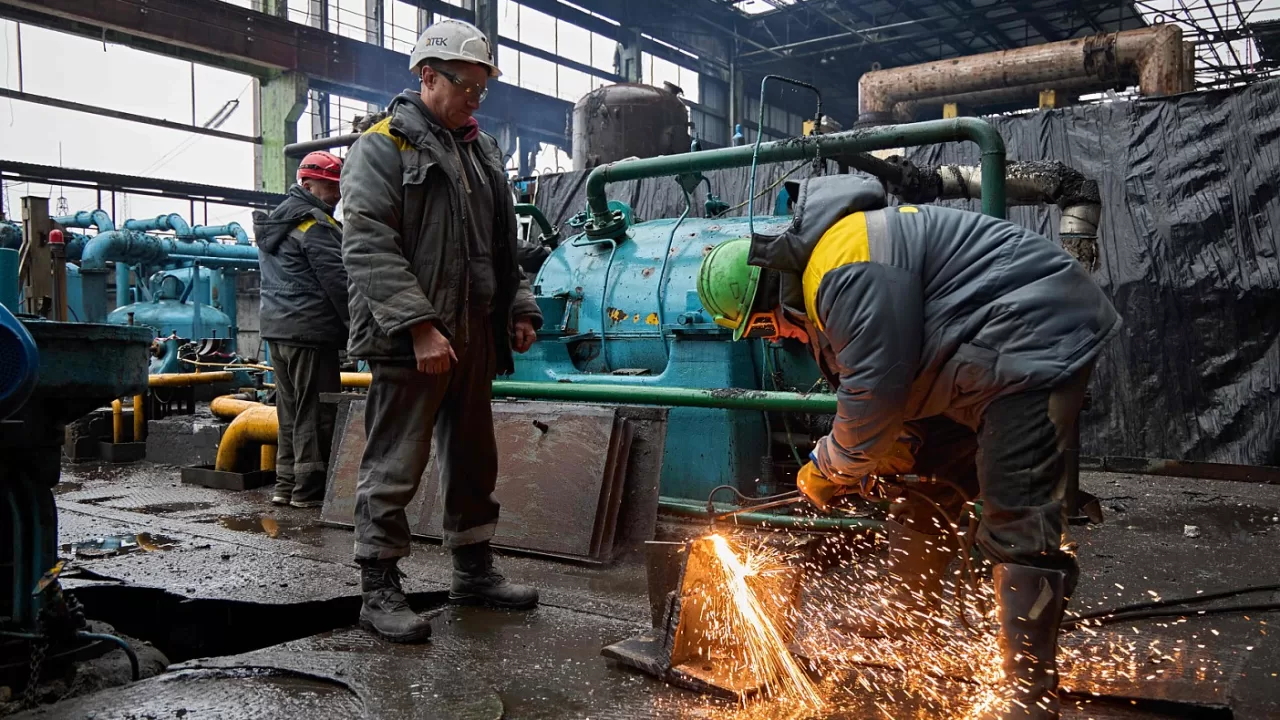 Ремонт тепловых электростанций ДТЭК после российских атак / Фото: ДТЭК