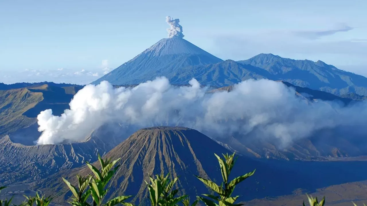 Гора Бромо (на переднем плане) и гора Семеру (на заднем плане) — два действующих вулкана на востоке острова Ява, Индонезия. Иллюстративное фото / Фото Britannica