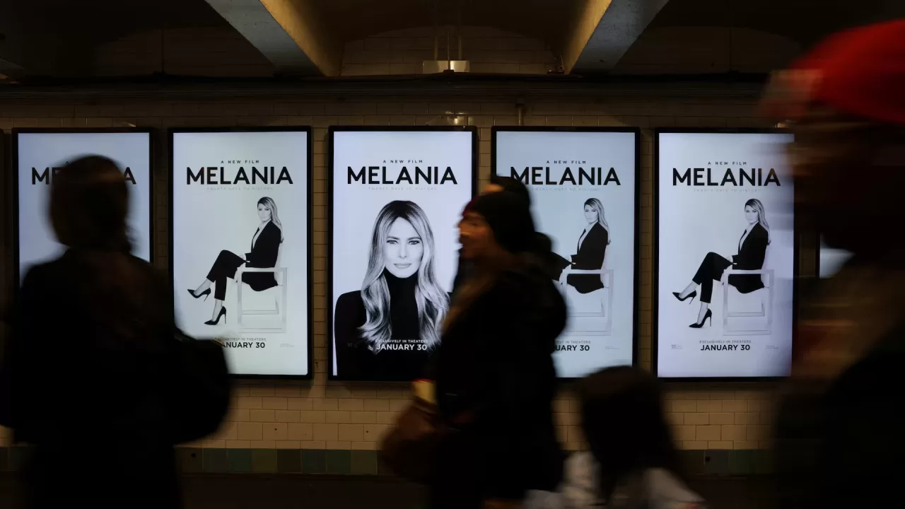 Афиши документального фильма «Мелания» выставлены в станции метро Нью-Йорка, США, 14 января 2026 года / Фото Reuters