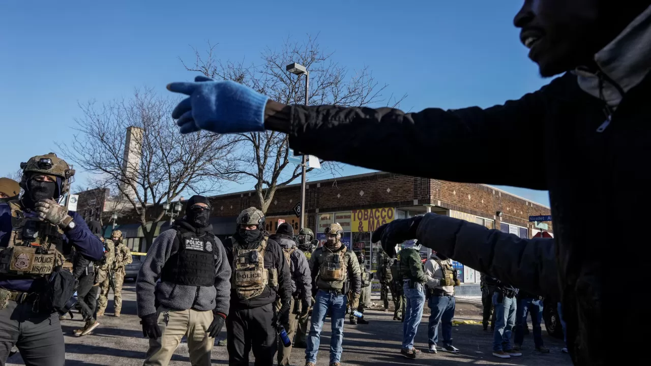 Чоловік жестикулює поруч із федеральними агентами на місці стрілянини за участю федеральних імміграційних агентів у Міннеаполісі, штат Міннесота, США, 24 січня 2026 року / Фото Reuters