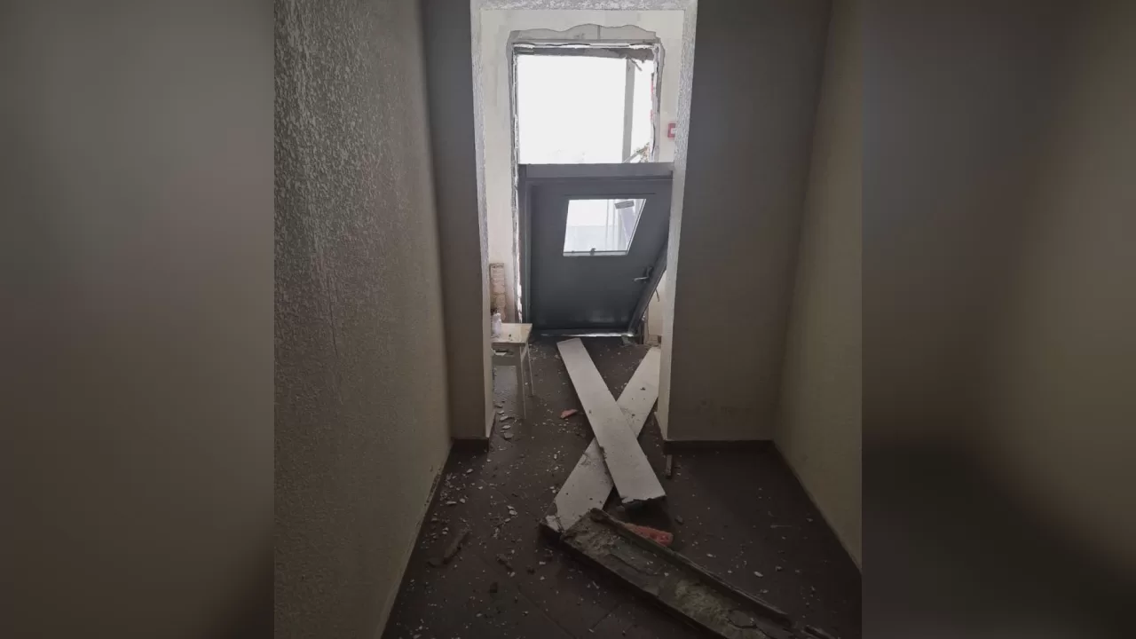 Поврежденная взрывом дверь / Фото: Полиция Киевской области