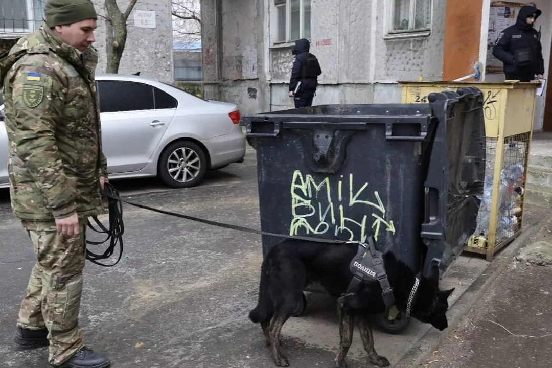 Полиция разыскивает женщину, которая выбросила новорожденного в мусорный бак / Фото: ГУНП в Николаевской области