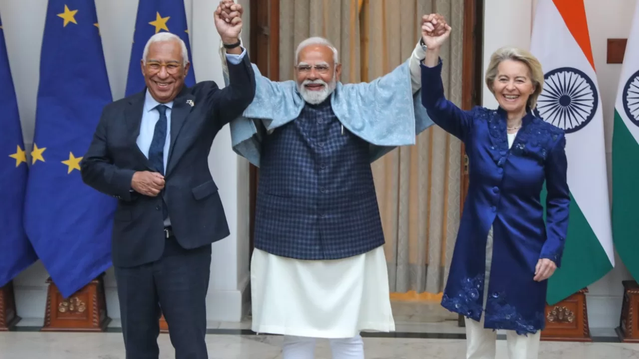 Нарендра Моді (в центрі) з Урсулою фон дер Ляєн (праворуч) і президентом Європейської ради Антоніу Коштою / Фото: Раджат Гупта/EPA