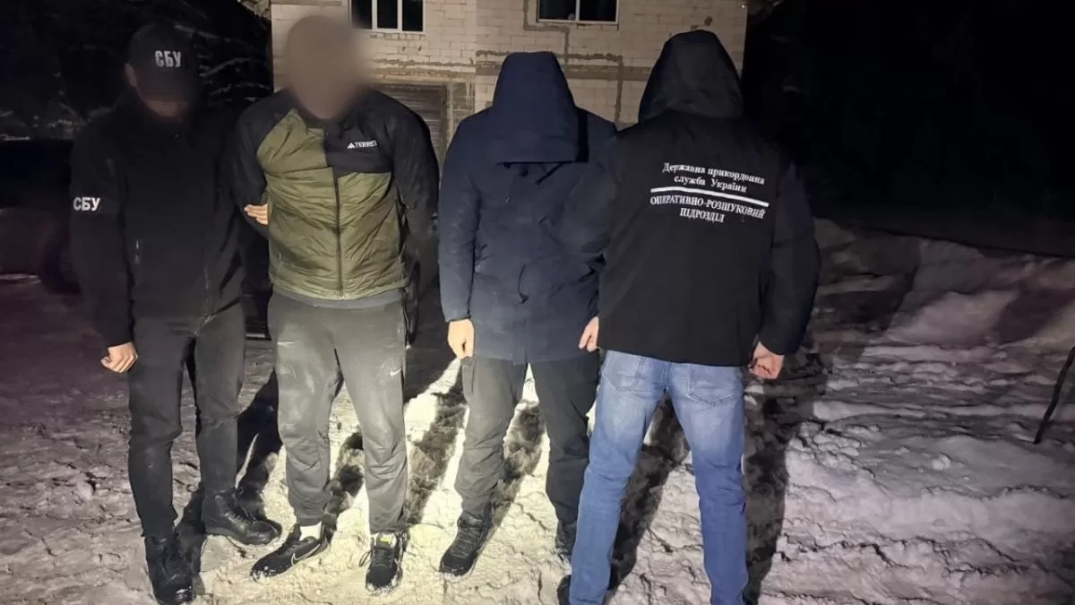 Правоохоронці заскочили на гарячому закарпатця, який збирався «викупати» у Тисі свого «клієнта» / Фото ДПСУ