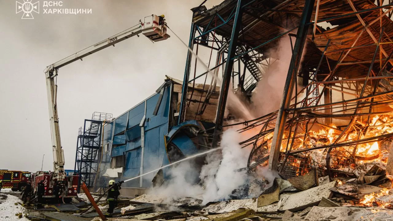 В результате ракетного удара по пригороду Харькова вспыхнул пожар / Фото: ГСЧС