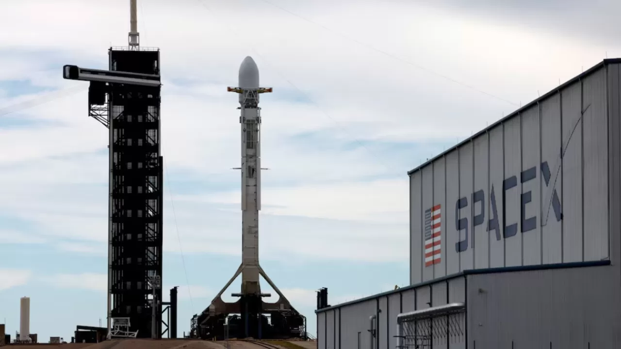 Ракета SpaceX Falcon 9 готується до запуску з місією NASA IMAP у Космічному центрі Кеннеді в мисі Канаверал, Флорида, США, 23 вересня 2025 року / Фото: REUTERS