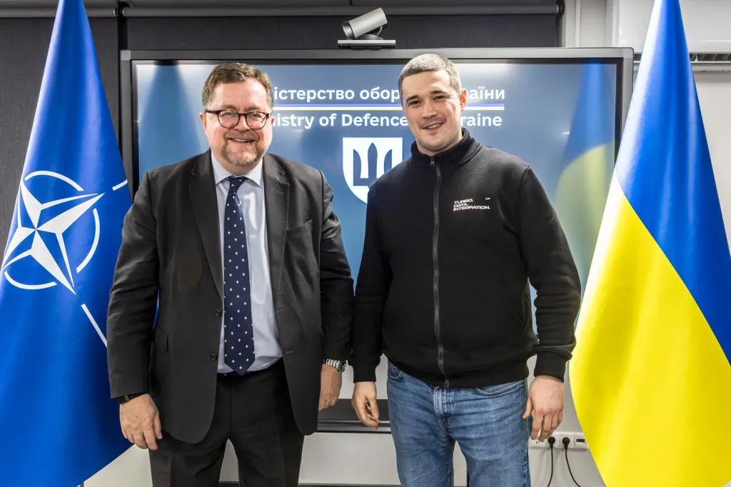Министр обороны Михаил Федоров и старший представитель НАТО в Украине Патрик Тернер / Фото: Минобороны