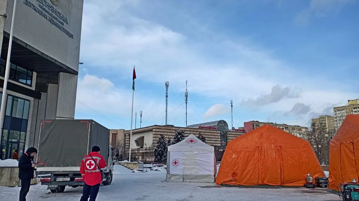 Мобільний "пункт незламності" ДСНС біля Деснянської райдержадміністрації Києва, 10 січня 2026 року / Фото Суспільне