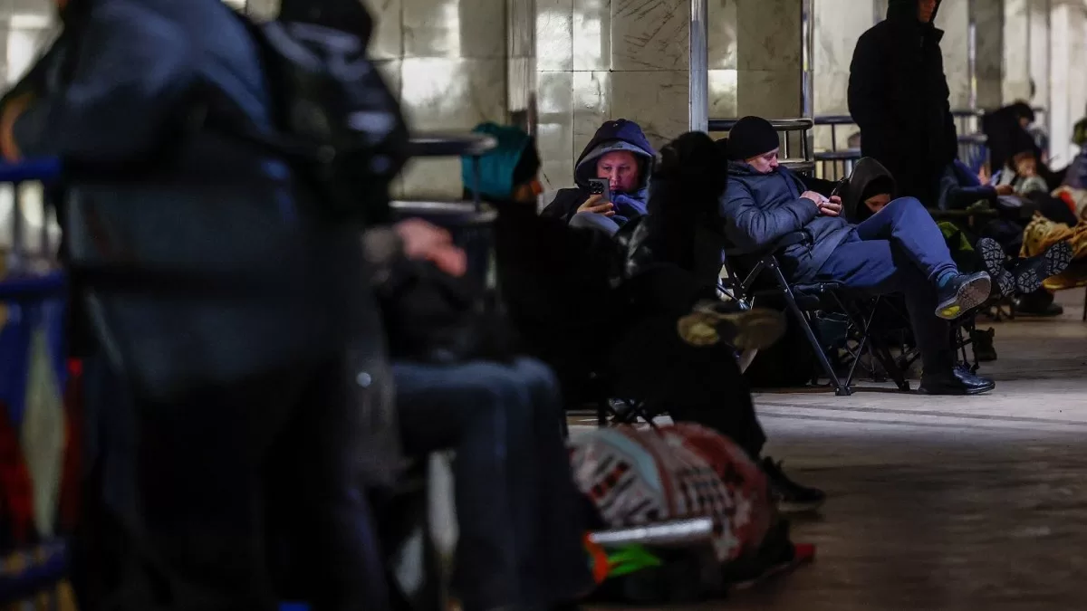 Жители прячутся в метро во время ночного ракетного и беспилотного удара России, когда температура опускается ниже -20 °C, Киев, Украина, 3 февраля 2026 года / Фото Reuters