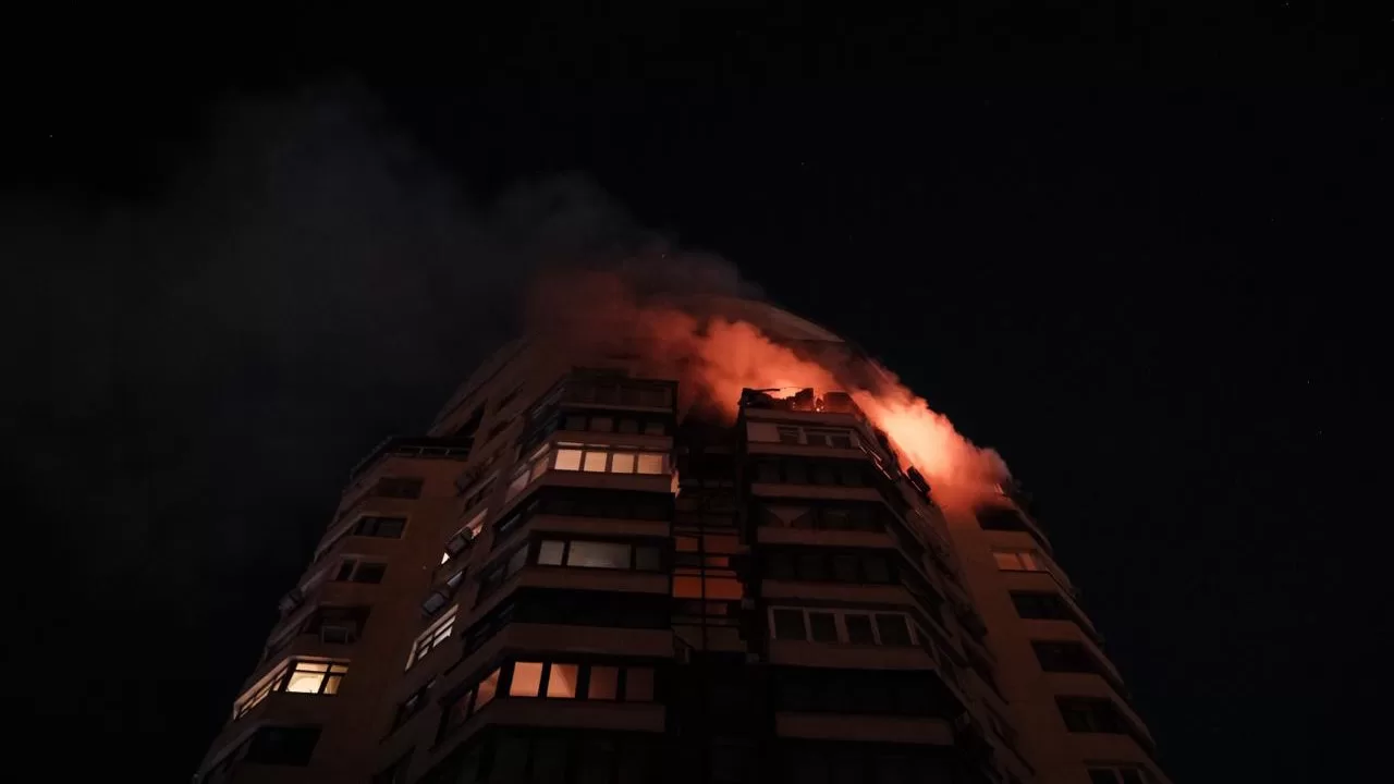 У Дарницькому районі столиці сталася пожежа та руйнування на 26 поверсі багатоповерхівки / Фото ДСНС