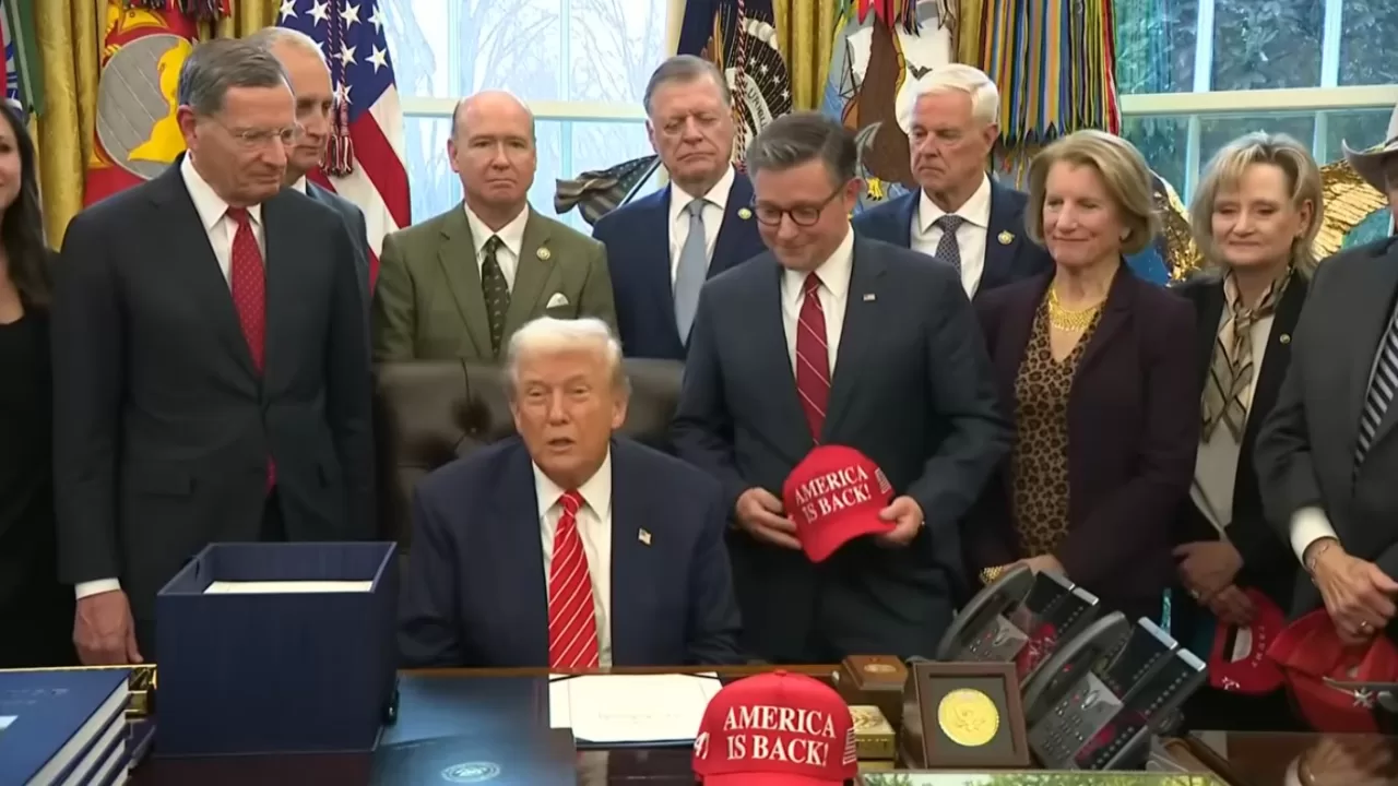 Президент США Дональд Трамп відповідає на запитання журналістів у Білому домі / Скріншот