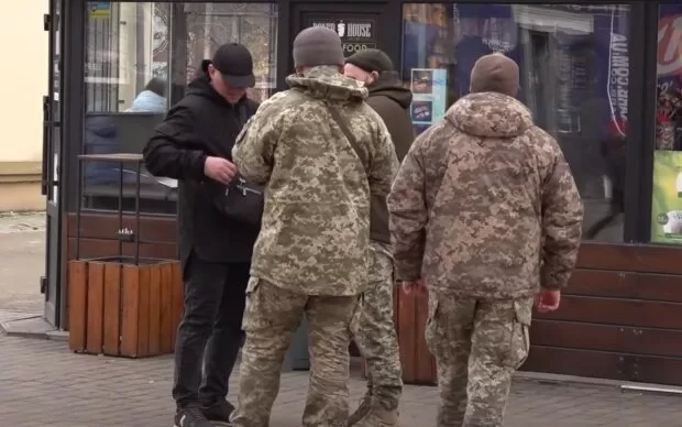 Перевірка документів / Фото: pik.net.ua