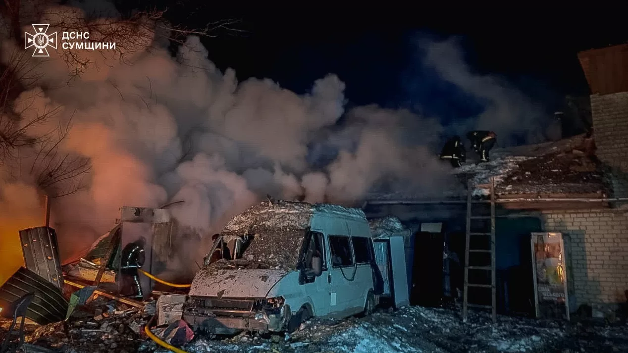 Совместно с волонтерами и представителями коммунальных служб спасатели проводят аварийно-восстановительные мероприятия / Фото ГСЧС