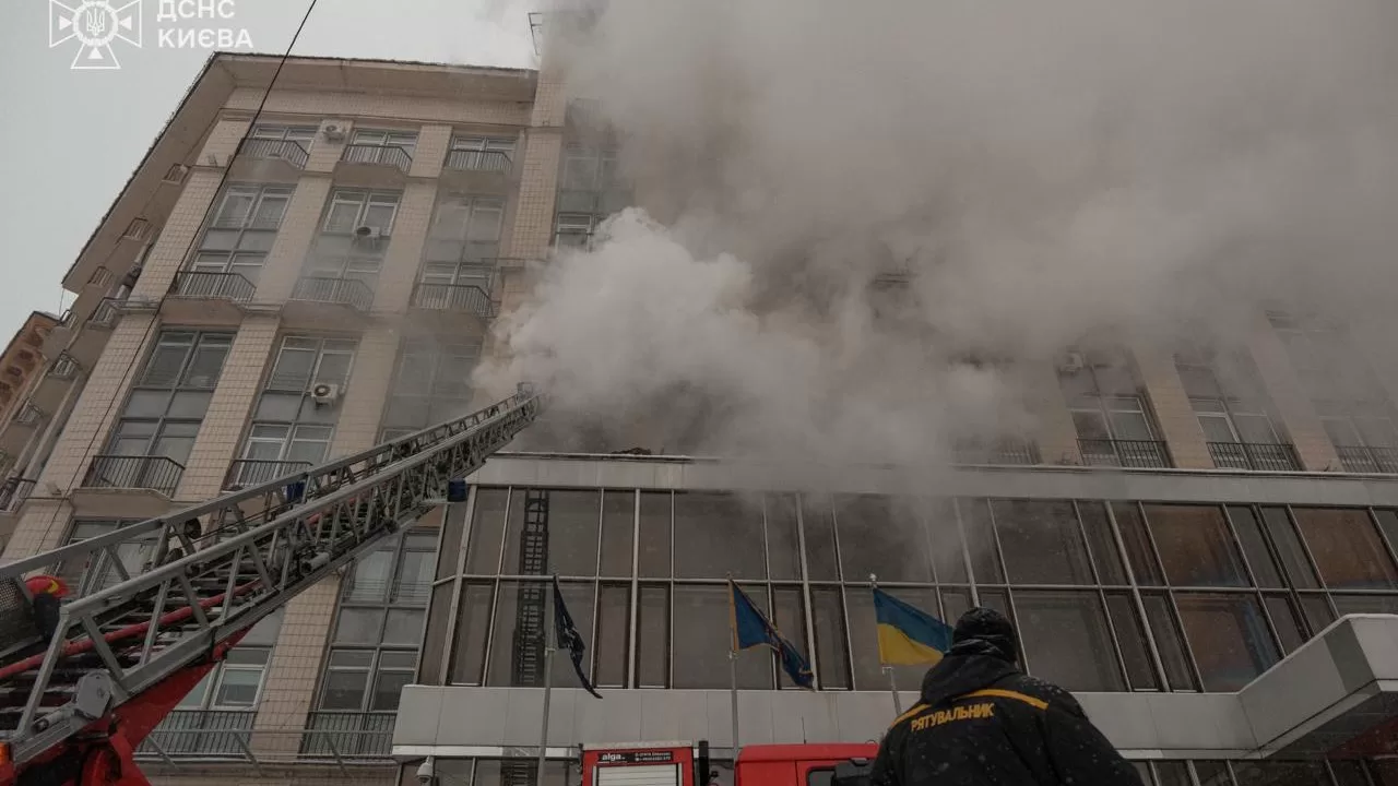 У номері на 3-му поверсі сталося загоряння / Фото ДСНС