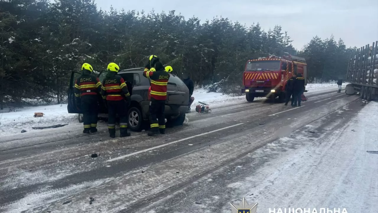 Смертельное ДТП в Киевской области: в столкновении кроссовера и грузовика погибла женщина / Фото: ГУНП в Киевской области