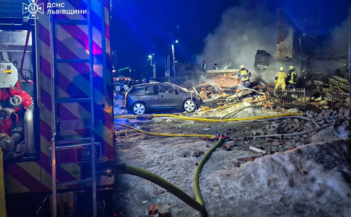 Рятувальники на місці вибуху на СТО на Львівщині / Фото: ДСНС
