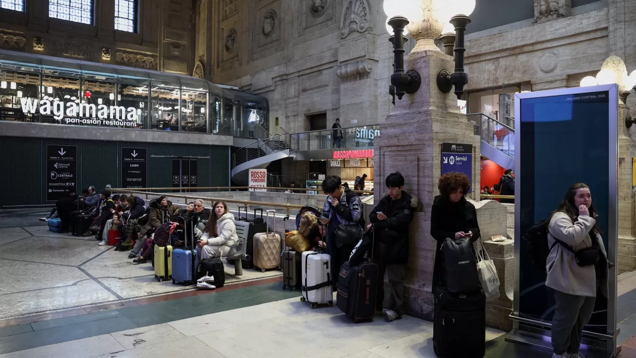 Люди чекають на залізничному вокзалі в Мілані, поки італійська поліція розслідує можливий саботаж поблизу міста Болонья, що спричинив затримки на більшій частині національної залізничної мережі, в Мілані, 7 лютого 2026 року / Фото Reuters