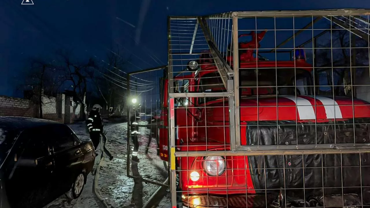 Рятувальники на місці удару РФ по Харківщині 9 лютого / Фото: ДСНС