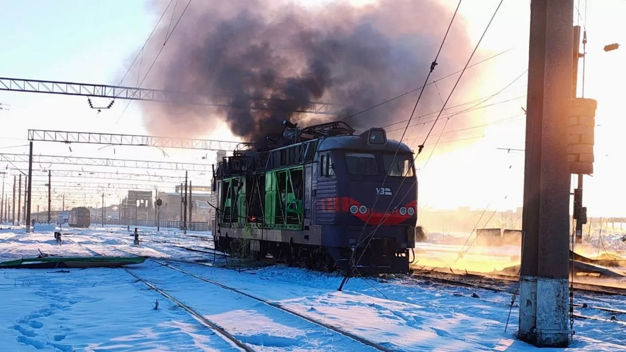 На станции Конотоп вражеский беспилотник поразил локомотив, который должен был присоединиться к пассажирскому поезду / Фото t.me/OleksiiKuleba